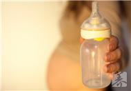 怎样让宝宝吃奶瓶，一定要试的宝宝接受奶瓶的方法