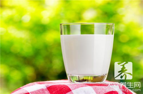只喝牛奶不吃饭能减肥吗？