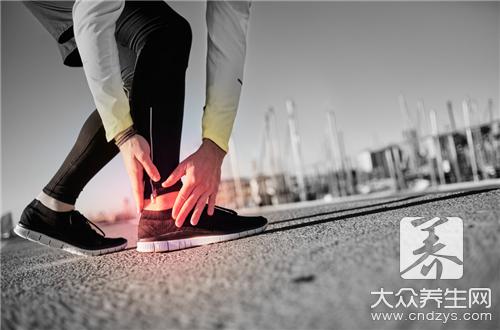 1.保持脚部的清洁干燥，汗脚更要注意护理治疗。