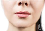 嘴唇干裂脱皮是什么原因所导致呢？