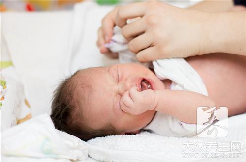宝宝肠绞痛的表现是什么样的？