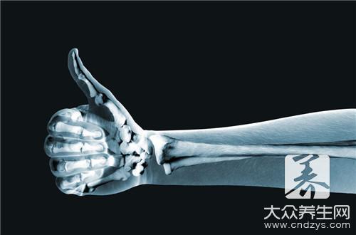 左手腕骨头突出要怎么治疗呢？