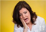 剥脱性牙龈炎有哪些症状和治疗方法？