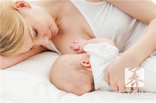 喂奶姿势让母乳喂养更轻松-大众养生网