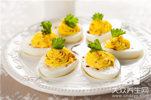 鸡蛋的蛋白和蛋黄哪个营养高