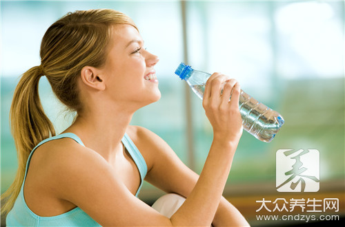 尿酸高的人如何喝水才有效？喝水做到这4点，尿酸排光光