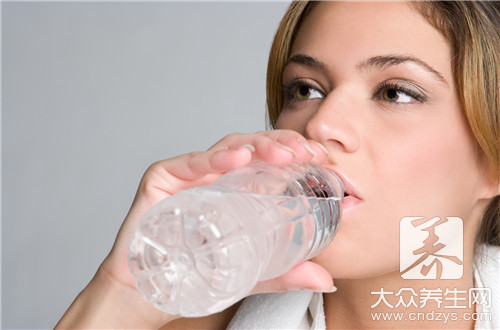 尿酸高的人如何喝水才有效？喝水做到这4点，尿酸排光光